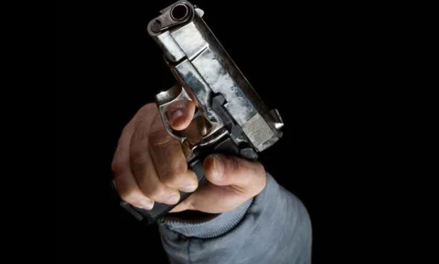 Silahla eski eşinin evini bastı