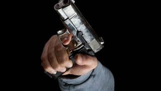 Silahla eski eşinin evini bastı