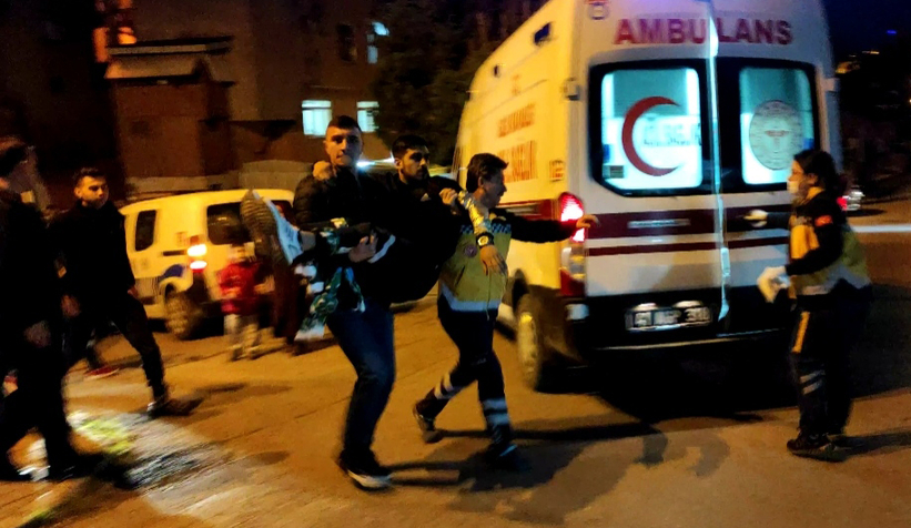 Silahlı saldırıya uğrayan arkadaşını kucağında taşıdı