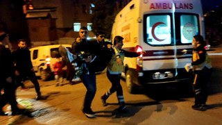 Silahlı saldırıya uğrayan arkadaşını kucağında taşıdı