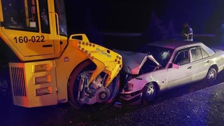 Silindire çarpan araç hurdaya döndü