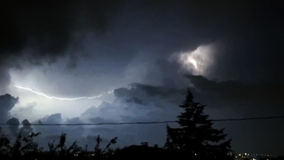 Şimşekler geceyi aydınlattı