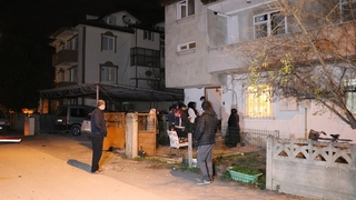 Sinir krizi geçiren kadın mahalleliyi sokağa döktü