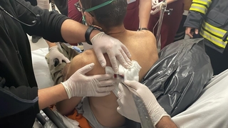 Sırtına saplanan testere ile hastaneye geldi