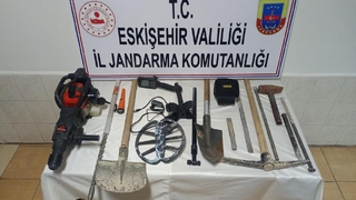 Sit alanında define ararken yakalandılar