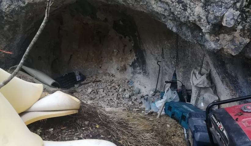 Sit alanında kaçak kazı yaparken yakalandılar