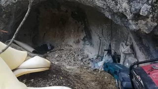 Sit alanında kaçak kazı yaparken yakalandılar