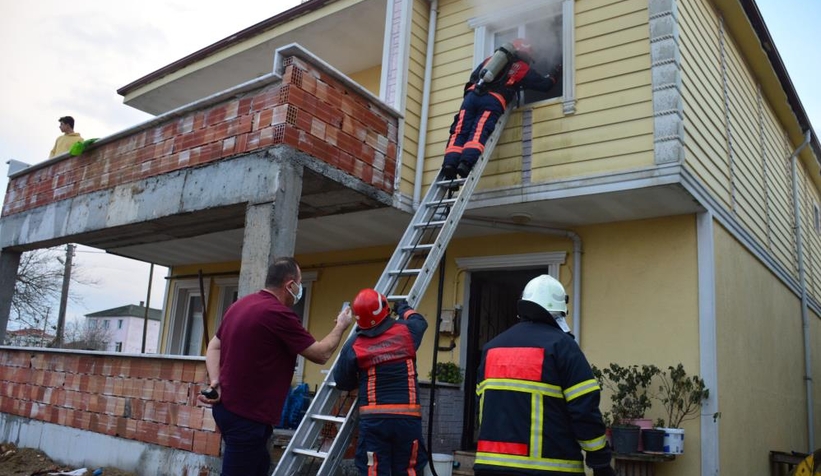 Sobaya atılan fındık kabukları, evi kül ediyordu