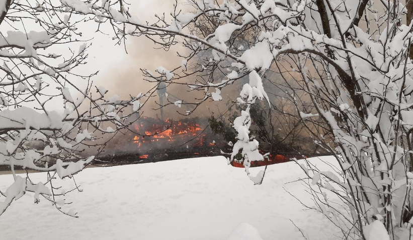 Sobaya odun atıp çıktı ev alev alev yandı
