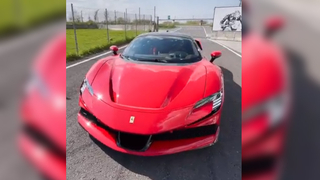 Sofuoğlu yeni Ferrarisi ile hız testi yaptı