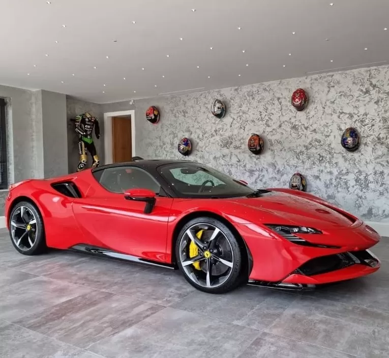 Sofuoğlu yeni Ferrarisi'nin fotoğraflarını paylaştı