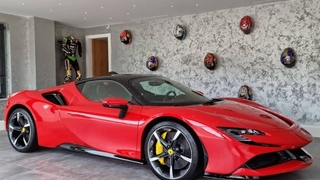 Sofuoğlu yeni Ferrarisi'nin fotoğraflarını paylaştı