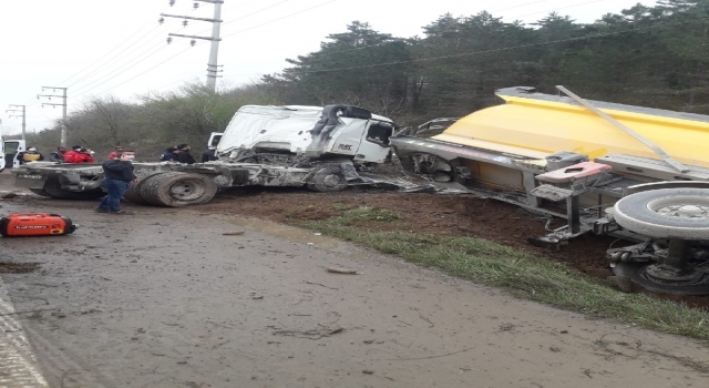 Söğütlü’de hafriyat kamyonu devrildi