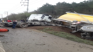 Söğütlü’de hafriyat kamyonu devrildi