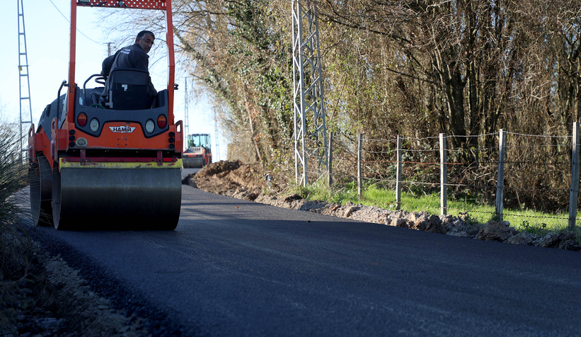 Söğütlü’nün kırsalındaki iki mahallede asfalt hamlesi