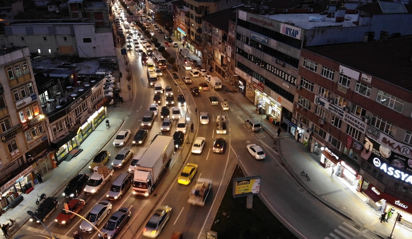 Sokağa çıkma yasağına saatler kala trafik kilitlendi