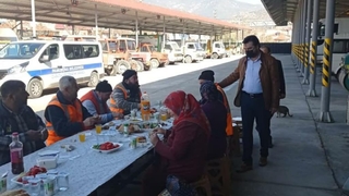 Sokağa çıkma yasağında mangal yaptılar