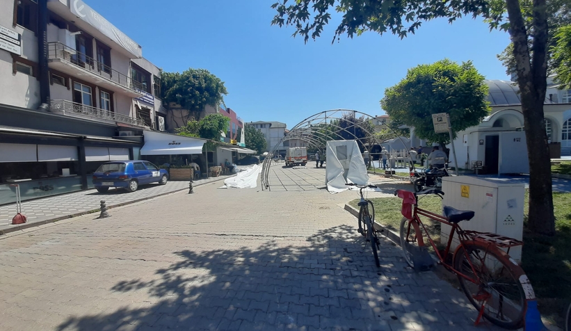 Sokağı kapatan çadıra esnaftan tepki