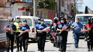 Sokak sokak gezip karanfil dağıttılar