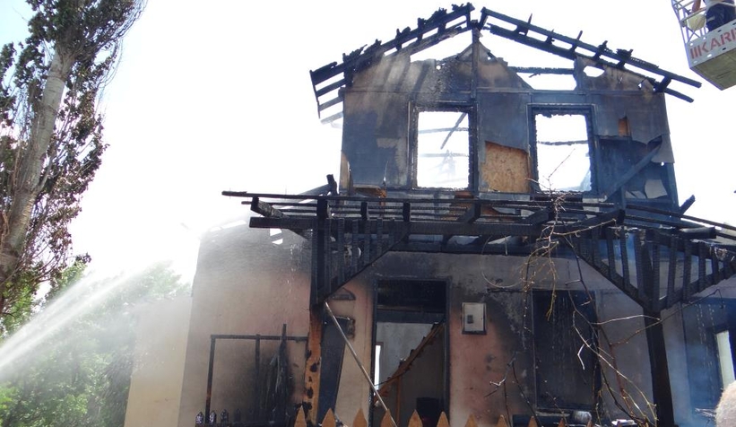 Şömineyi yakayım derken 2 katlı evi yandı