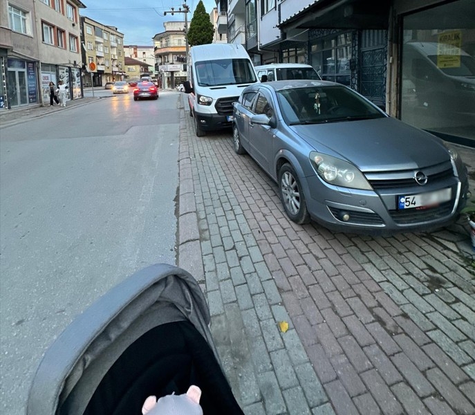 Sorumsuzlar kaldırımları araçlarla işgal etti