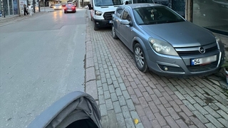 Sorumsuzlar kaldırımları araçlarla işgal etti