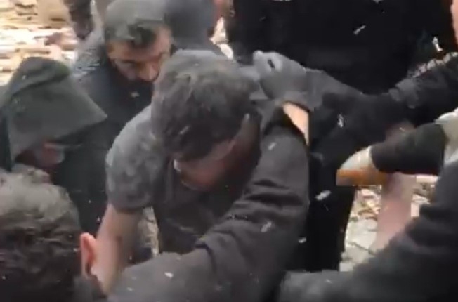 Sosyal medyadan yardım isteyen genç enkaz altından kurtarıldı