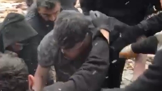 Sosyal medyadan yardım isteyen genç enkaz altından kurtarıldı