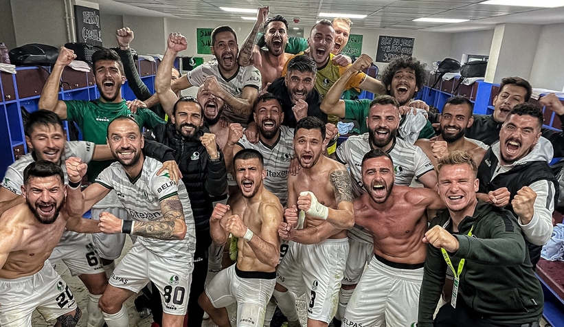 Soyunma odasında galibiyet pozu