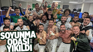 Soyunma odasında galibiyet pozu