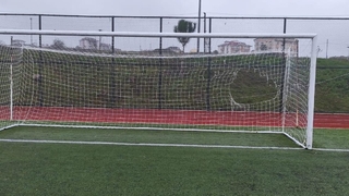 Spor tesisine yeni yapılan kale filesine zarar verdiler