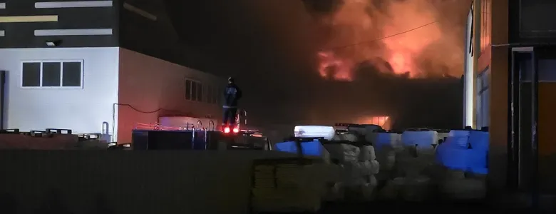 Strafor fabrikasında büyük yangın; Sakarya'dan ekipler sevk edildi