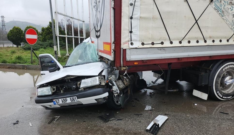 Su birikintisine dalan otomobil tıra çarptı: 3 yaralı