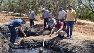 Su kuyusu açtı petrol çıktı!