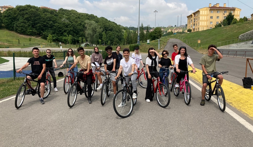 SUBÜ'lü öğrenciler son derslerini bisiklet sürerek gerçekleştirdi