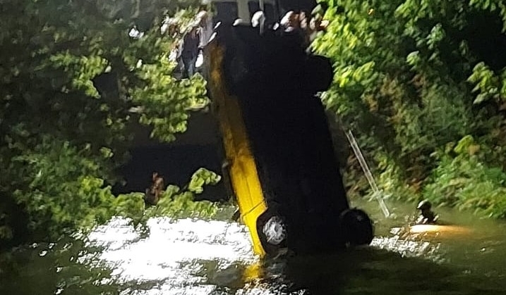 Sulama kanalına devrilen otomobilin sürücüsü boğularak can verdi