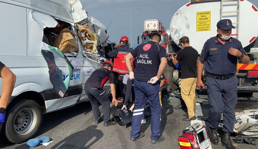 Sulama tankerine çarpan minibüsün sürücüsü öldü