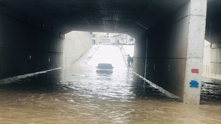 Suların bastığı alt geçitte araç mahsur kaldı