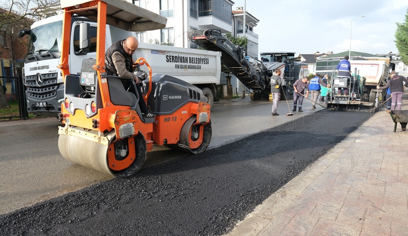Süleyman Binek Caddesi’nde asfalt mesaisi
