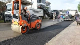 Süleyman Binek Caddesi’nde asfalt mesaisi