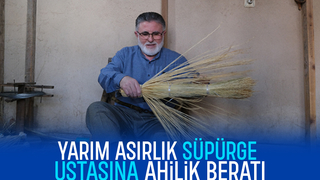 Süpürge ustası Ahilik Esnaf Beratı ile onurlandırıldı