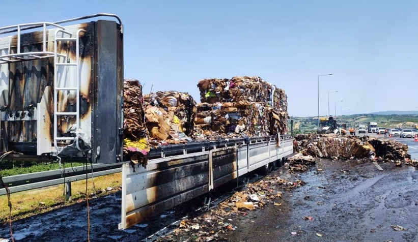 Sürücü tırı dorseden ayırıp yanmaktan kurtardı