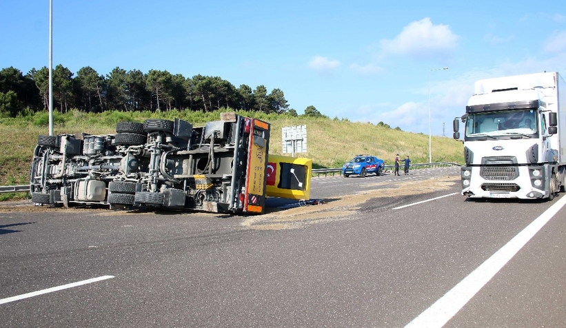 Sürücü uyudu vinç devrildi