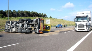 Sürücü uyudu vinç devrildi