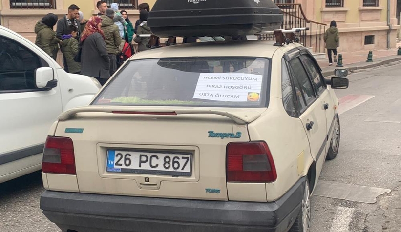 Sürücünün aracının arkasına yazdığı yazı şaşırttı