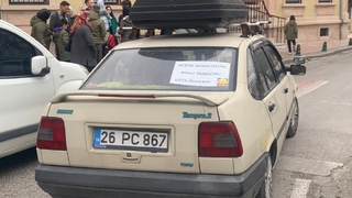 Sürücünün aracının arkasına yazdığı yazı şaşırttı