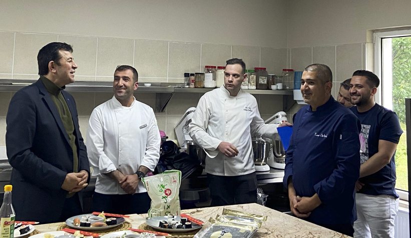 Suşi ve servis tekniklerini uzmanlardan öğrendiler
