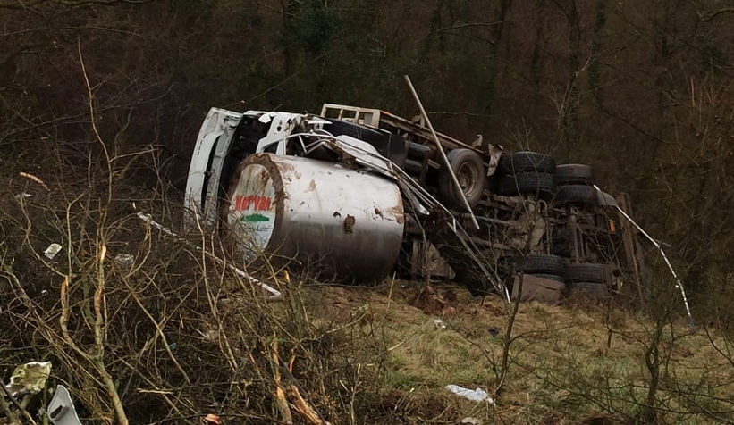 Süt tankeri şarampole yuvarlandı