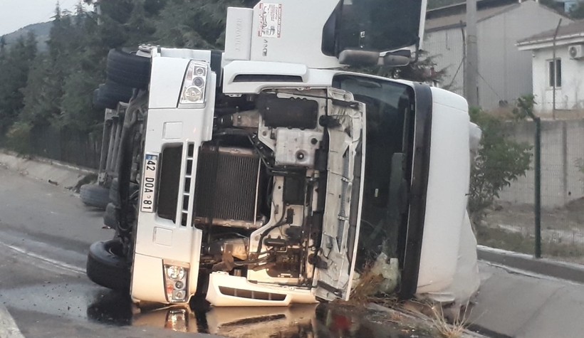 Süt tozu yüklü tır devrildi: 1 yaralı