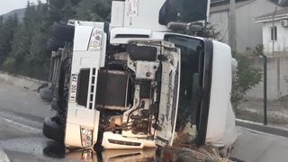 Süt tozu yüklü tır devrildi: 1 yaralı